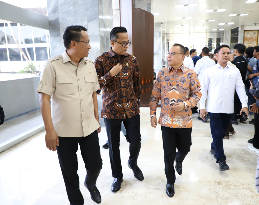 Pimpinan DPR Prof Sufmi Dasco Ahmad menggelar rapat koordinasi mempercepat pertumbuhan ekonomi sekaligus kemudian membicarakan tata kelola ekspor yang akan dilakukan oleh DSI (Ashar/SinPo.id)