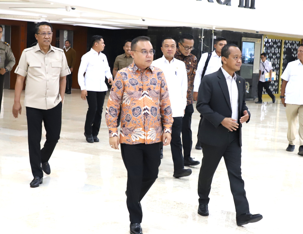 Pimpinan DPR Prof Sufmi Dasco Ahmad menggelar rapat koordinasi mempercepat pertumbuhan ekonomi sekaligus kemudian membicarakan tata kelola ekspor yang akan dilakukan oleh DSI (Ashar/SinPo.id)