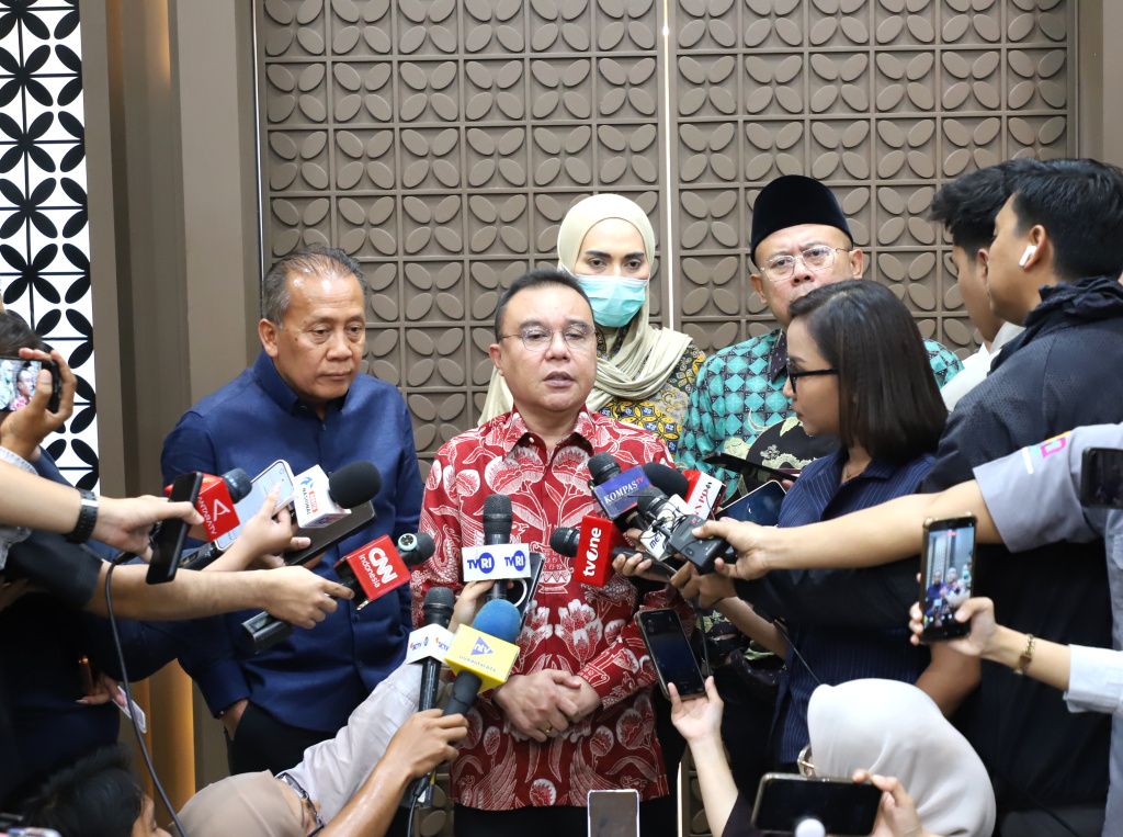 Pimpinan DPR Prof Sufmi Dasco Ahmad gelar konferensi pers menyampaikan telah rampungnya UU P2SK dan akan dibawah ke rapat paripurna (Ashar/SinPo.id)
