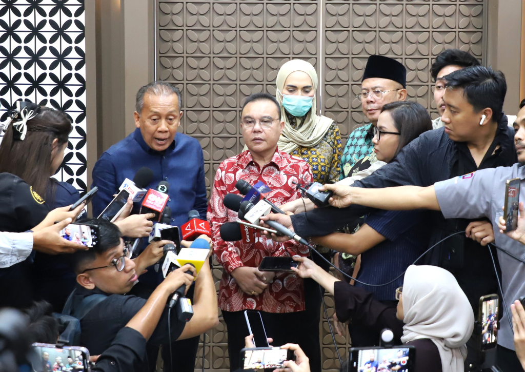 Pimpinan DPR Prof Sufmi Dasco Ahmad gelar konferensi pers menyampaikan telah rampungnya UU P2SK dan akan dibawah ke rapat paripurna (Ashar/SinPo.id)