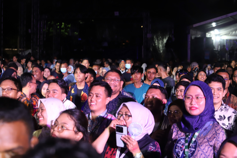 DPR RI menggelar konser musik People Fest