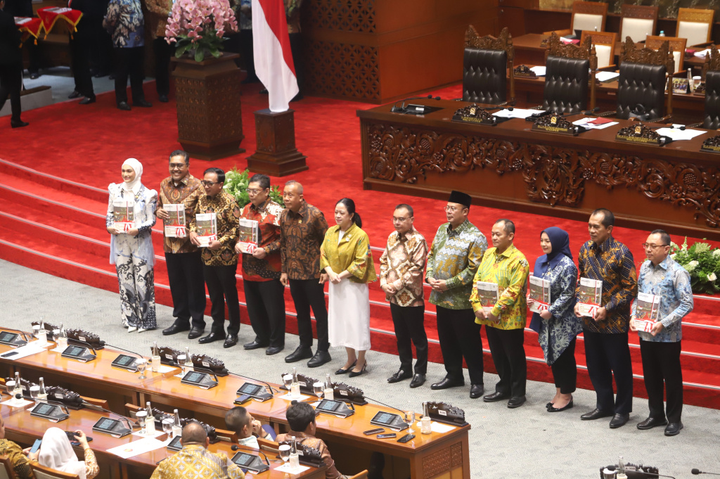 DPR menggelar Rapat Paripurna Khusus membahas kinerja DPR 2024-2025 (Ashar/SinPo.id)