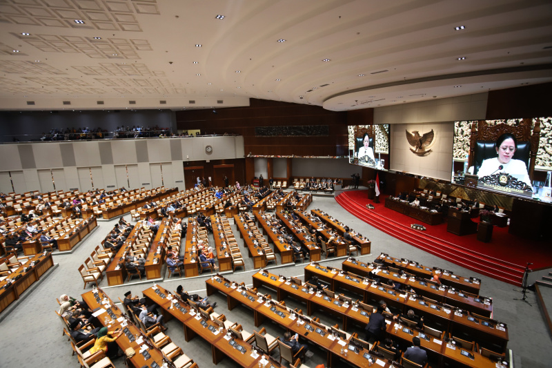 DPR gelar paripurna masa penutupan persidangan I tahun sidang 2024-2025 memyetujui 5 RUU kerja sama Bidang Pertahanan menjadi UU (Ashar/SinPo.id)