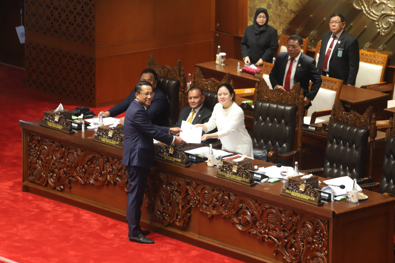 DPR gelar paripurna masa penutupan persidangan I tahun sidang 2024-2025 memyetujui 5 RUU kerja sama Bidang Pertahanan menjadi UU (Ashar/SinPo.id)