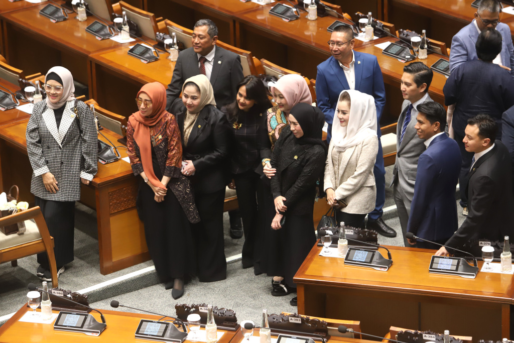 DPR gelar rapat paripurna sahkan RUU perubahan ketiga tentang haji dan umrah menjadi UU (Ashar/SinPo.id)