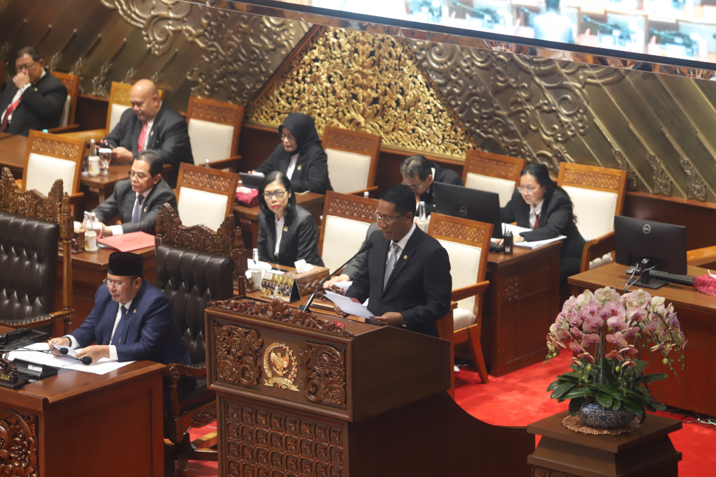 DPR gelar rapat paripurna sahkan RUU perubahan ketiga tentang haji dan umrah menjadi UU (Ashar/SinPo.id)