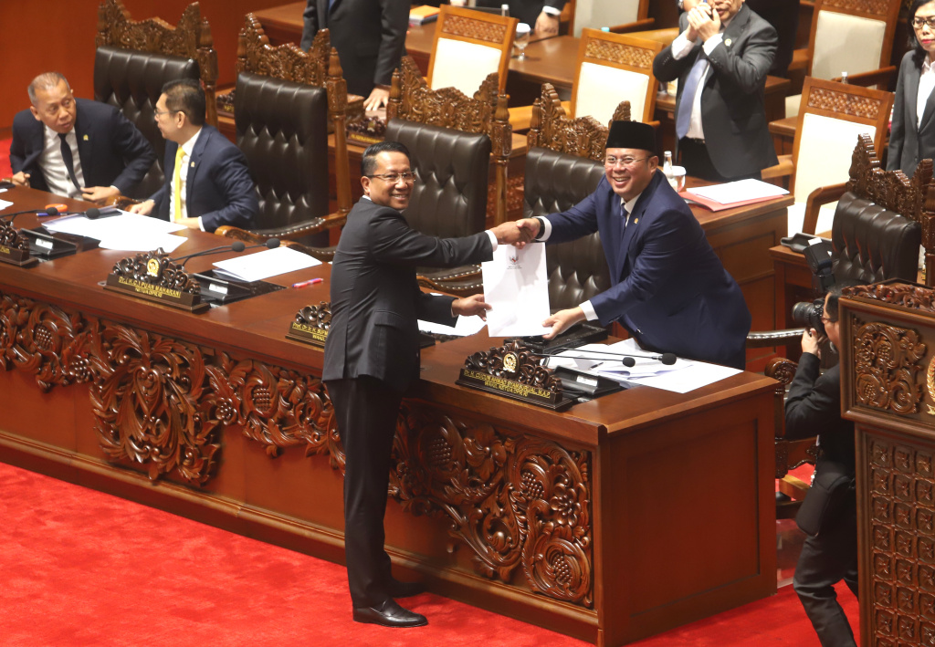 DPR gelar rapat paripurna sahkan RUU perubahan ketiga tentang haji dan umrah menjadi UU (Ashar/SinPo.id)