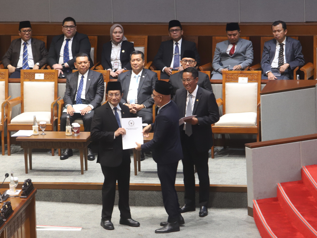 DPR gelar rapat paripurna sahkan RUU perubahan ketiga tentang haji dan umrah menjadi UU (Ashar/SinPo.id)