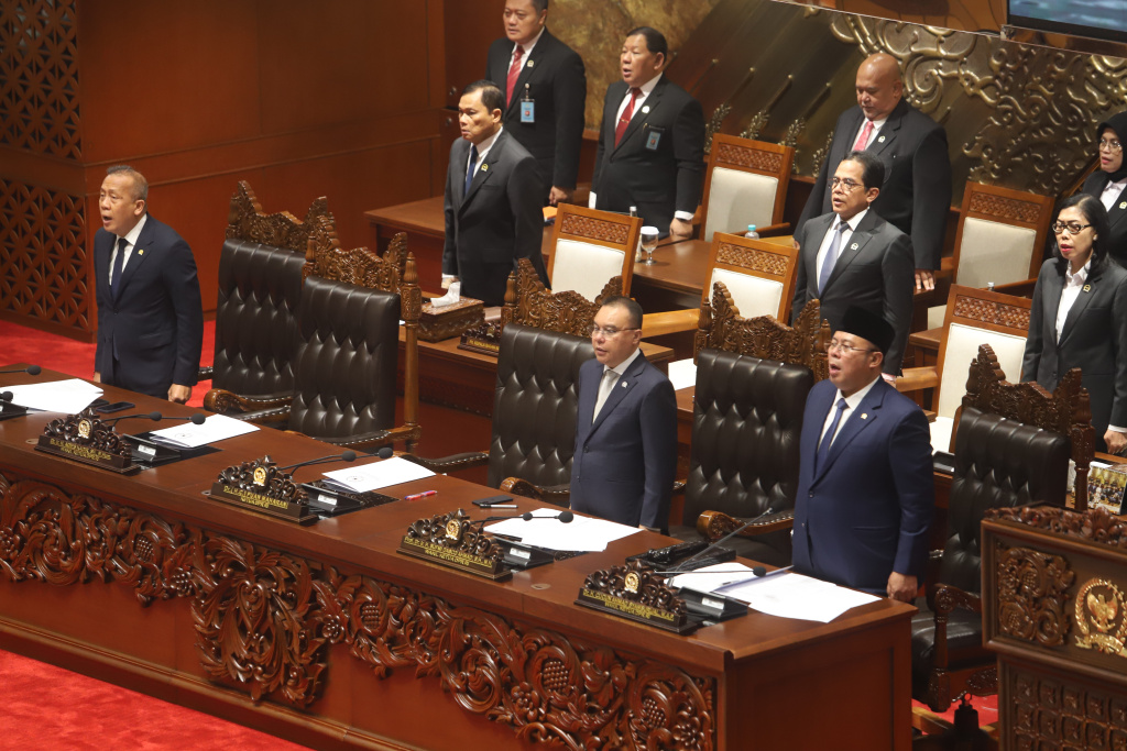 DPR gelar rapat paripurna sahkan RUU perubahan ketiga tentang haji dan umrah menjadi UU (Ashar/SinPo.id)