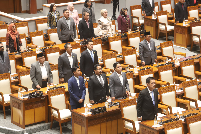 DPR gelar rapat paripurna sahkan RUU perubahan ketiga tentang haji dan umrah menjadi UU (Ashar/SinPo.id)