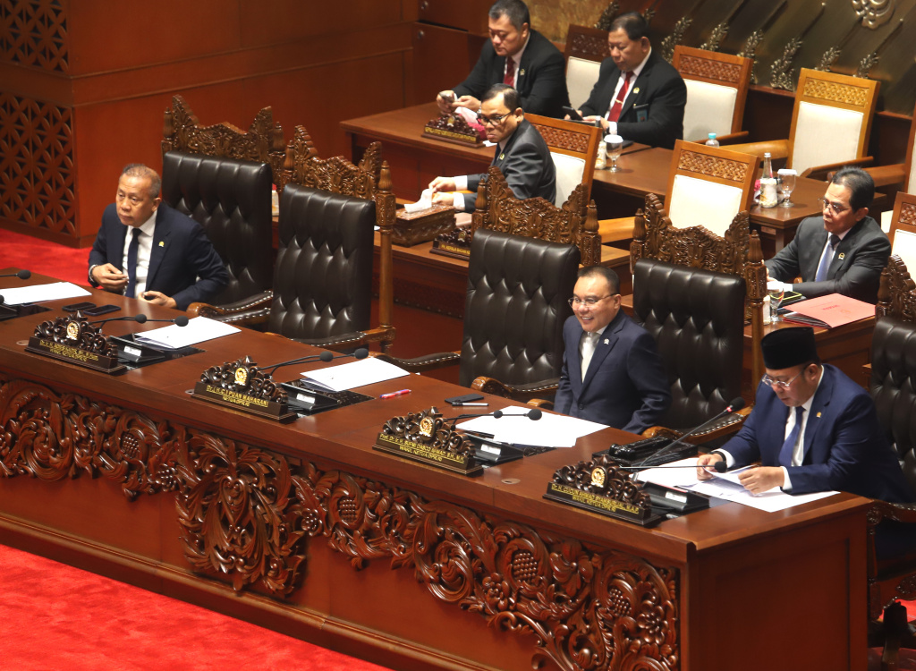 DPR gelar rapat paripurna sahkan RUU perubahan ketiga tentang haji dan umrah menjadi UU (Ashar/SinPo.id)