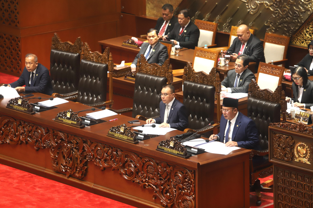 DPR gelar rapat paripurna sahkan RUU perubahan ketiga tentang haji dan umrah menjadi UU (Ashar/SinPo.id)