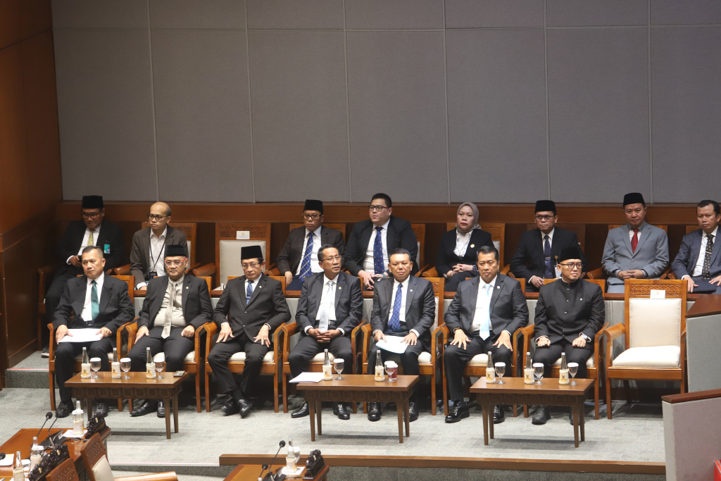 DPR gelar rapat paripurna sahkan RUU perubahan ketiga tentang haji dan umrah menjadi UU (Ashar/SinPo.id)