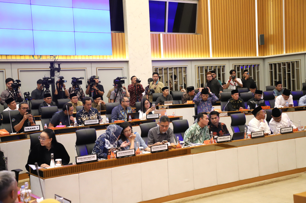 DPR menggelar pertemuan dengan Trans 7 terkait program Xpose Uncensored yang tidak sengaja menyinggung pondok pesantren Lirboyo (Ashar/SinPo.id)