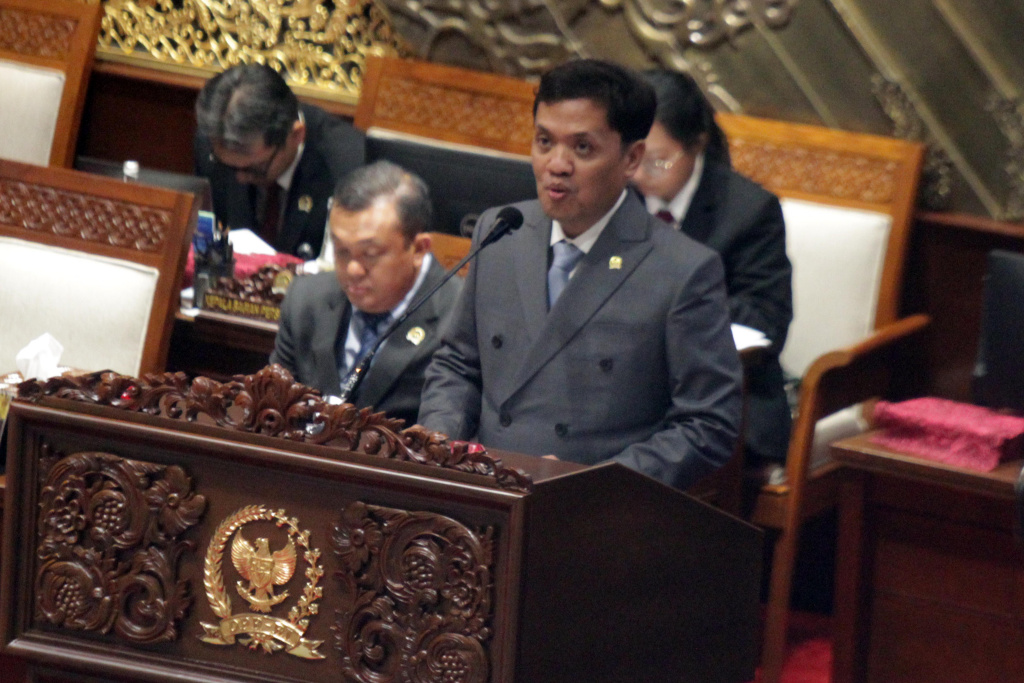 DPR Sahkan Inosentius Samsul sebagai Hakim Mahkamah Konstitusi (Ashar/SinPo.id)