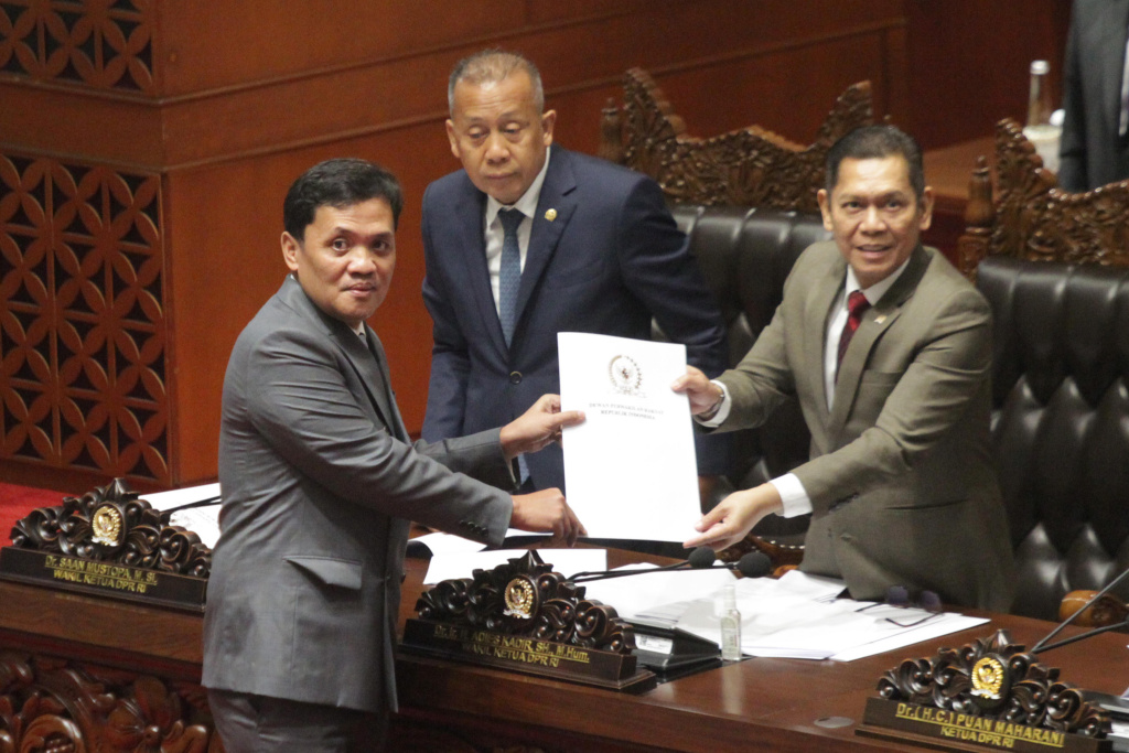 DPR Sahkan Inosentius Samsul sebagai Hakim Mahkamah Konstitusi (Ashar/SinPo.id)