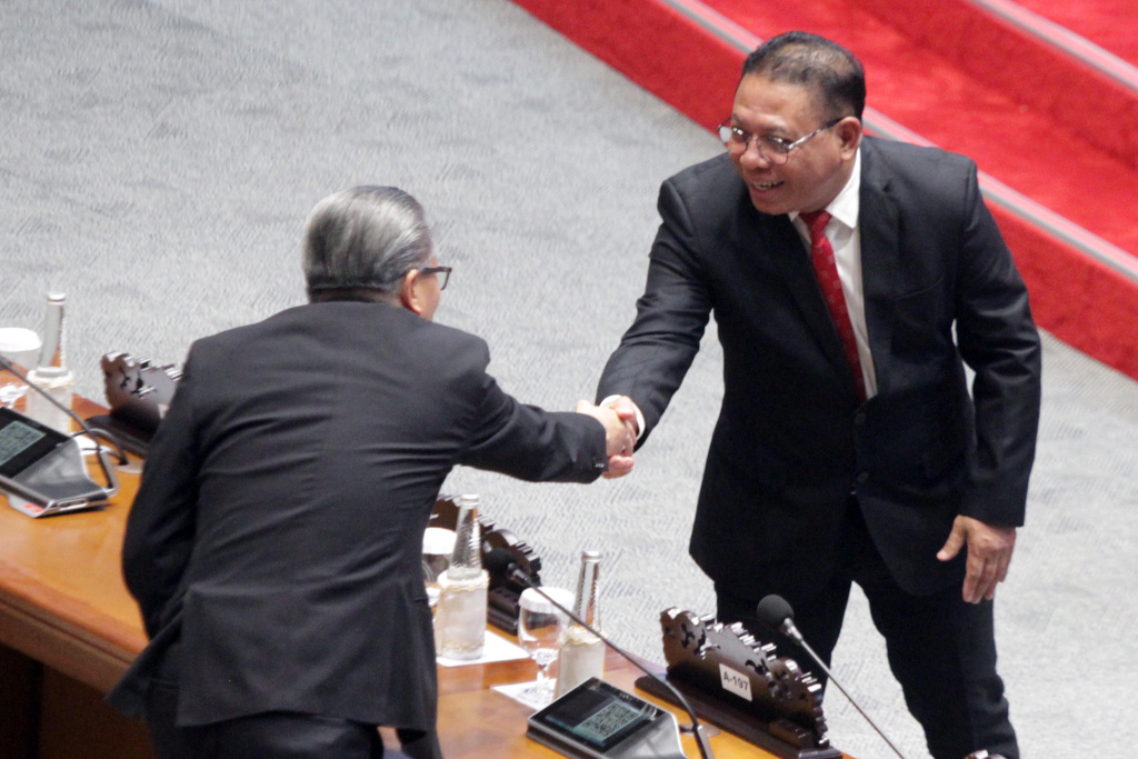 DPR Sahkan Inosentius Samsul sebagai Hakim Mahkamah Konstitusi (Ashar/SinPo.id)