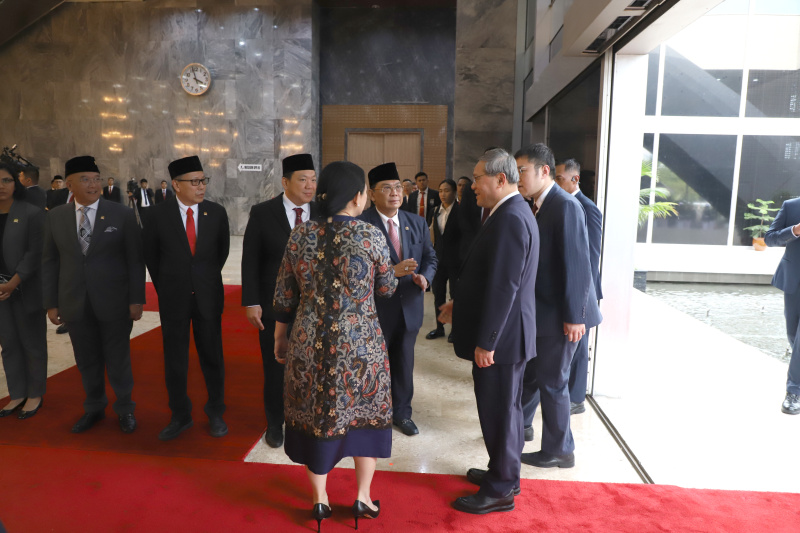 Ketua DPR RI Puan Maharani menerima kunjungan kenegaraan PM China Li Qiang di Gedung Nusantara (Ashar/SinPo.id)