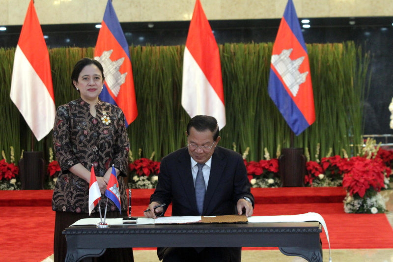 Ketua DPR Puan Maharani menerima kunjungan kehormatan Presiden Senat Kamboja Samdech Akka Moha Sena Padei Techo Hun Sen di Gedung Nusantara (Ashar/SinPo.id)