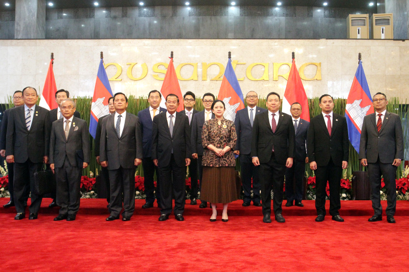 Ketua DPR Puan Maharani menerima kunjungan kehormatan Presiden Senat Kamboja Samdech Akka Moha Sena Padei Techo Hun Sen di Gedung Nusantara (Ashar/SinPo.id)
