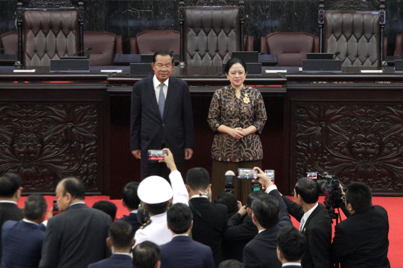 Ketua DPR Puan Maharani menerima kunjungan kehormatan Presiden Senat Kamboja Samdech Akka Moha Sena Padei Techo Hun Sen di Gedung Nusantara (Ashar/SinPo.id)