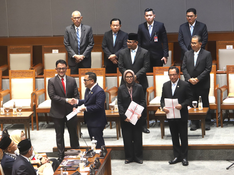 DPR Sahkan 10 RUU Kabupaten dan Kota menjadi UU (Ashar/SinPo.id)