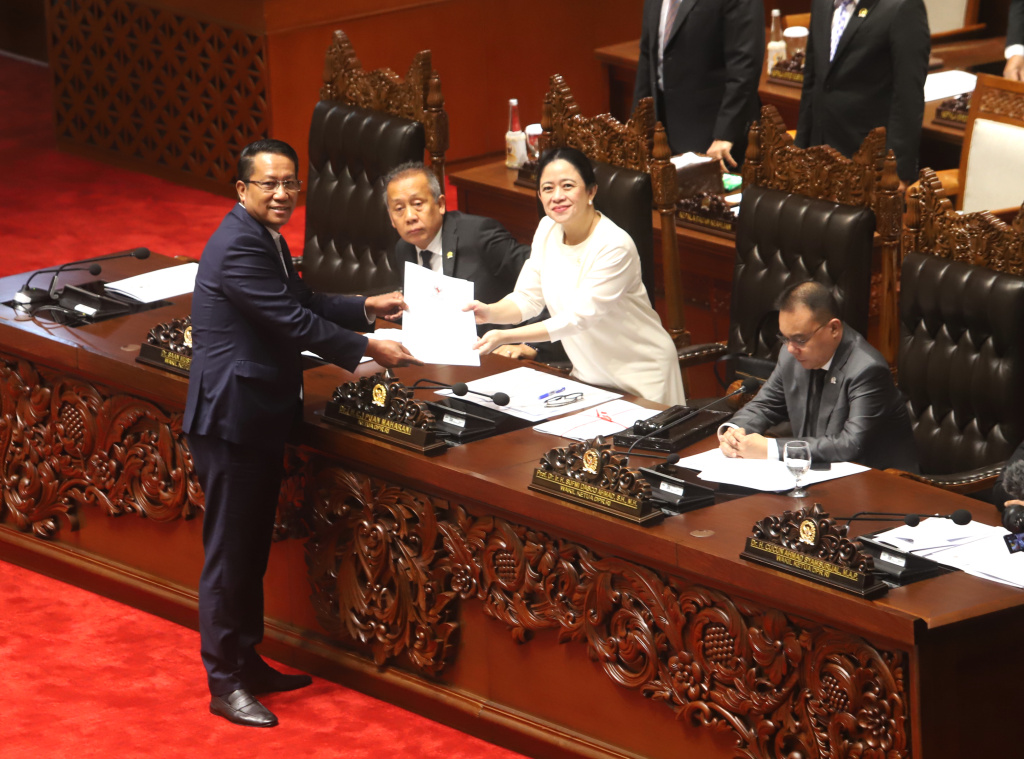 DPR gelar rapat paripurna ke-9 sahkan RUU Pengelolaan Ruang Udara menjadi UU (Ashar/SinPo.id)