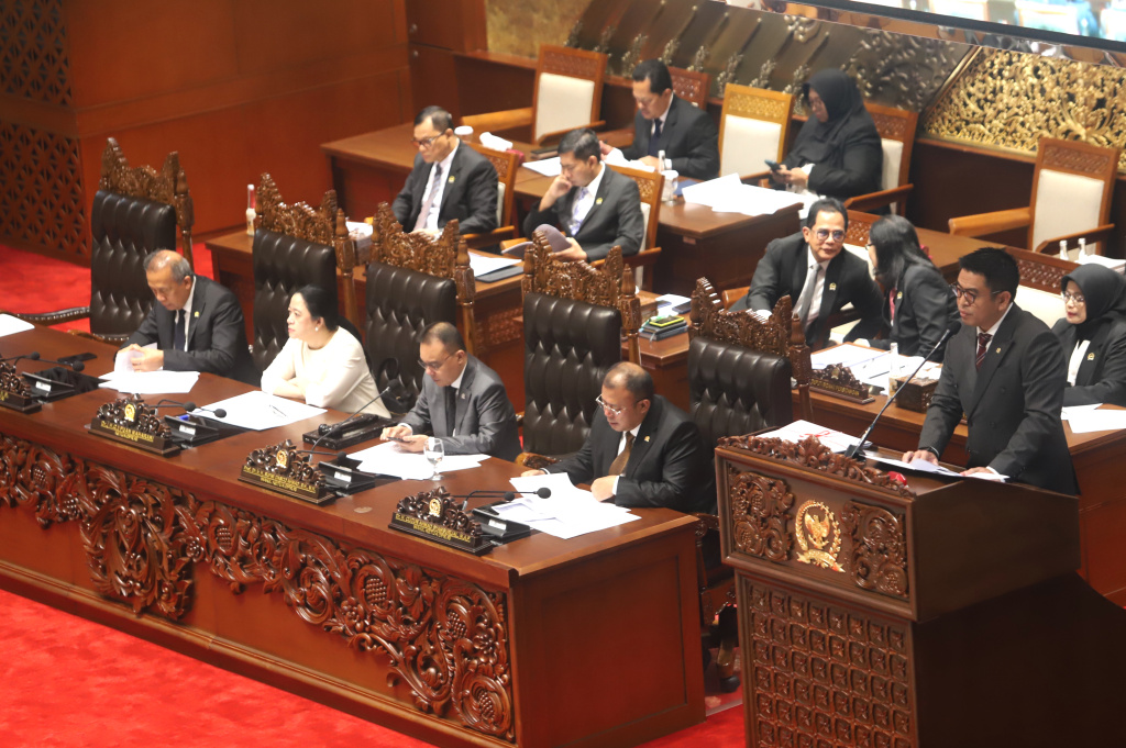 DPR gelar rapat paripurna ke-9 sahkan RUU Pengelolaan Ruang Udara menjadi UU (Ashar/SinPo.id)