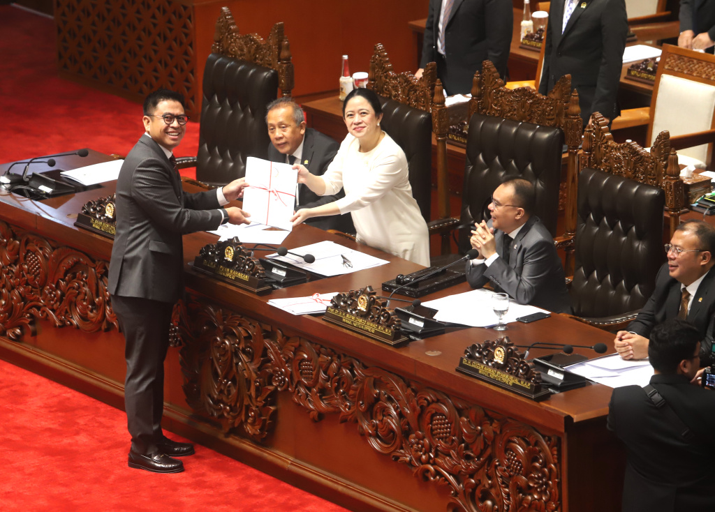 DPR gelar rapat paripurna ke-9 sahkan RUU Pengelolaan Ruang Udara menjadi UU (Ashar/SinPo.id)