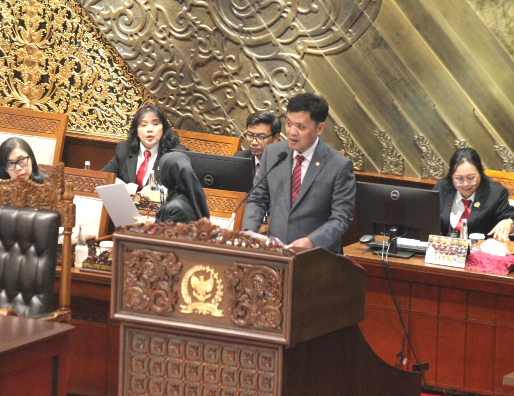 DPR mengesahkan RUU Polri menjadi UU (Ashar/SinPo.id)