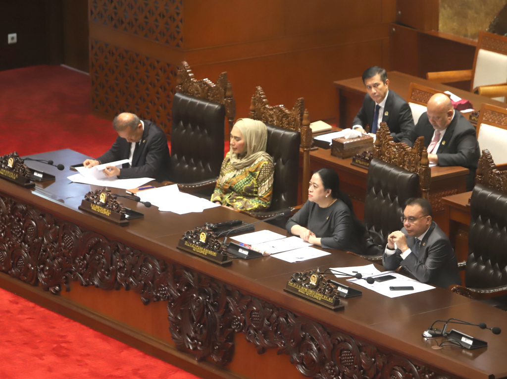 DPR sahkan RUU PRT dan RUU Hak Cipta menjadi Usul Inisiatif (Ashar/SinPo.id)