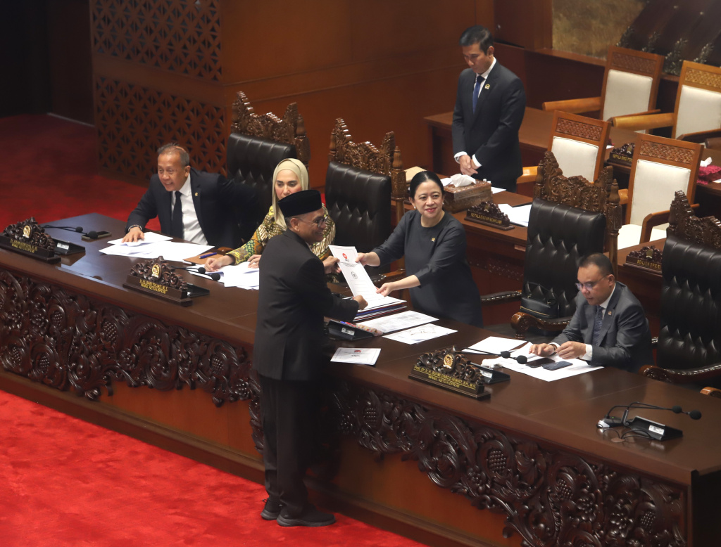 DPR sahkan RUU PRT dan RUU Hak Cipta menjadi Usul Inisiatif (Ashar/SinPo.id)