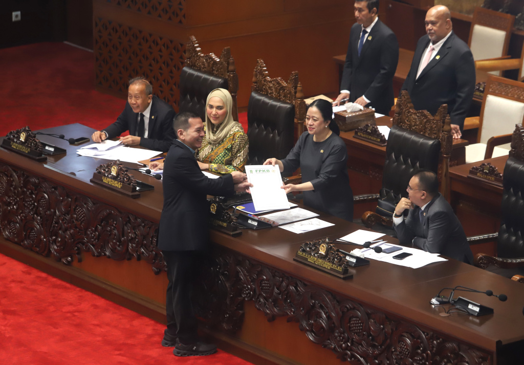 DPR sahkan RUU PRT dan RUU Hak Cipta menjadi Usul Inisiatif (Ashar/SinPo.id)