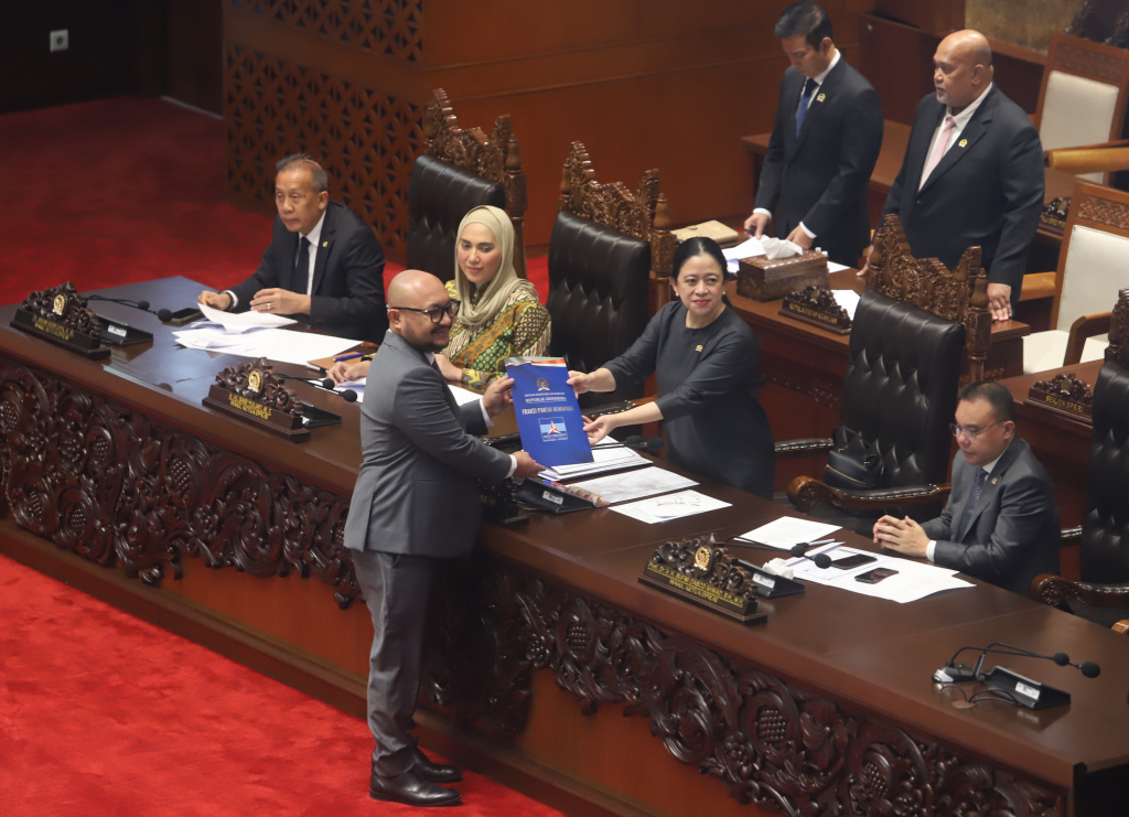 DPR sahkan RUU PRT dan RUU Hak Cipta menjadi Usul Inisiatif (Ashar/SinPo.id)