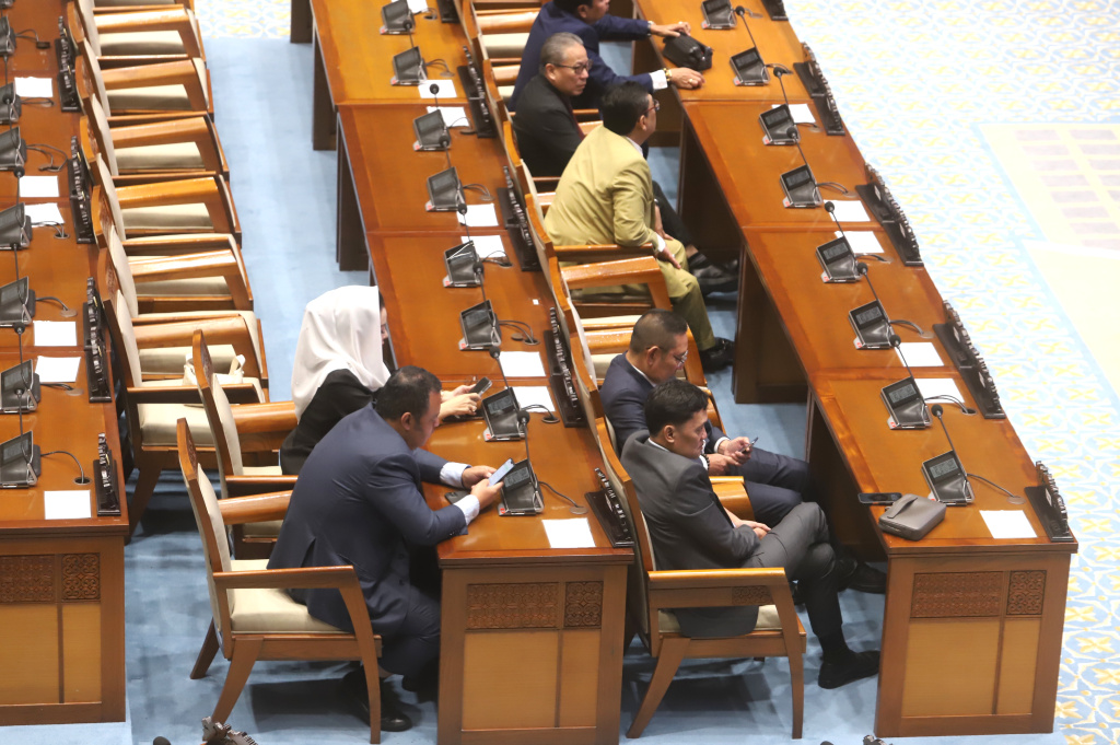 DPR sahkan RUU PRT dan RUU Hak Cipta menjadi Usul Inisiatif (Ashar/SinPo.id)