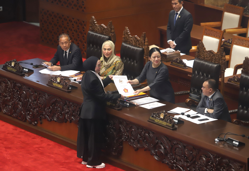 DPR sahkan RUU PRT dan RUU Hak Cipta menjadi Usul Inisiatif (Ashar/SinPo.id)