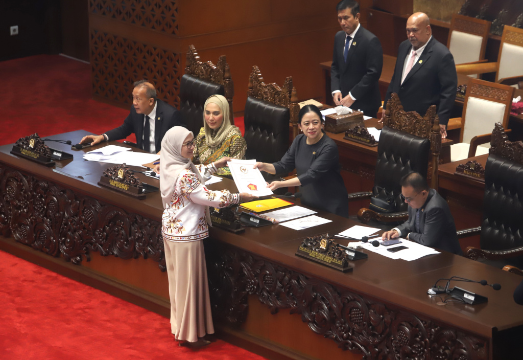 DPR sahkan RUU PRT dan RUU Hak Cipta menjadi Usul Inisiatif (Ashar/SinPo.id)