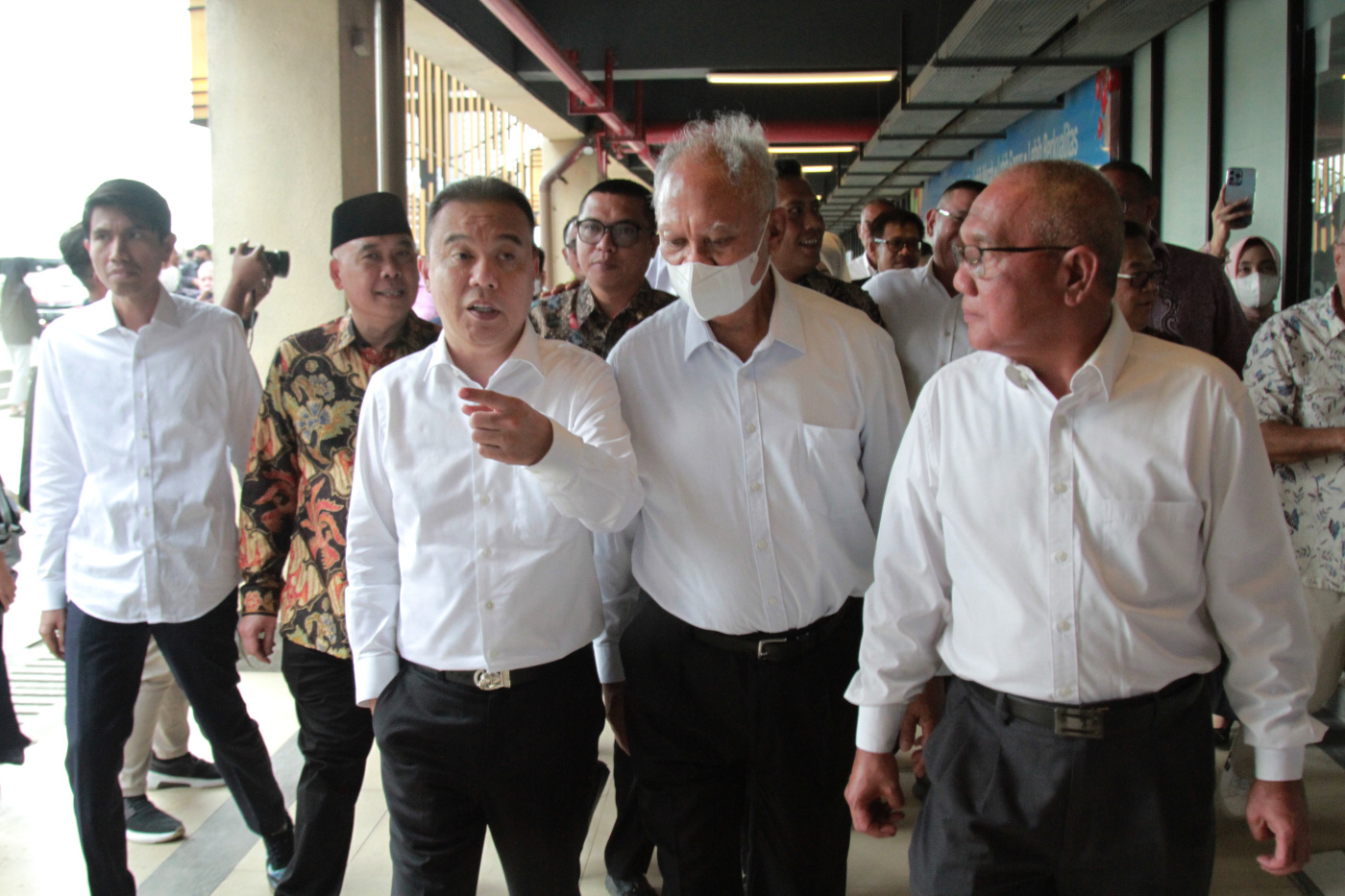 Wakil Ketua DPR RI Prof Sufmi Dasco dan Para anggota beberapa Komisi DPR  memimpin sidak meninjau langsung proyek Meikarta yang banyak merugikan konsumen (Ashar/SinPo.id)
