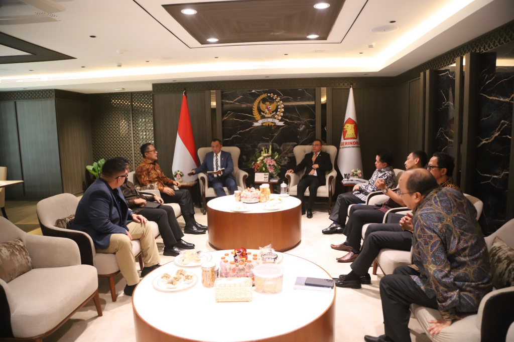 Pimpinan DPR Prof Sufmi Dasco Ahmad dan Hambara memberikan keterangan pers terkait pertumbuhan perbankan terkini (Ashar/SinPo.id)