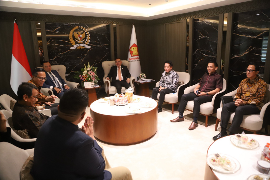Pimpinan DPR Prof Sufmi Dasco Ahmad dan Hambara memberikan keterangan pers terkait pertumbuhan perbankan terkini (Ashar/SinPo.id)