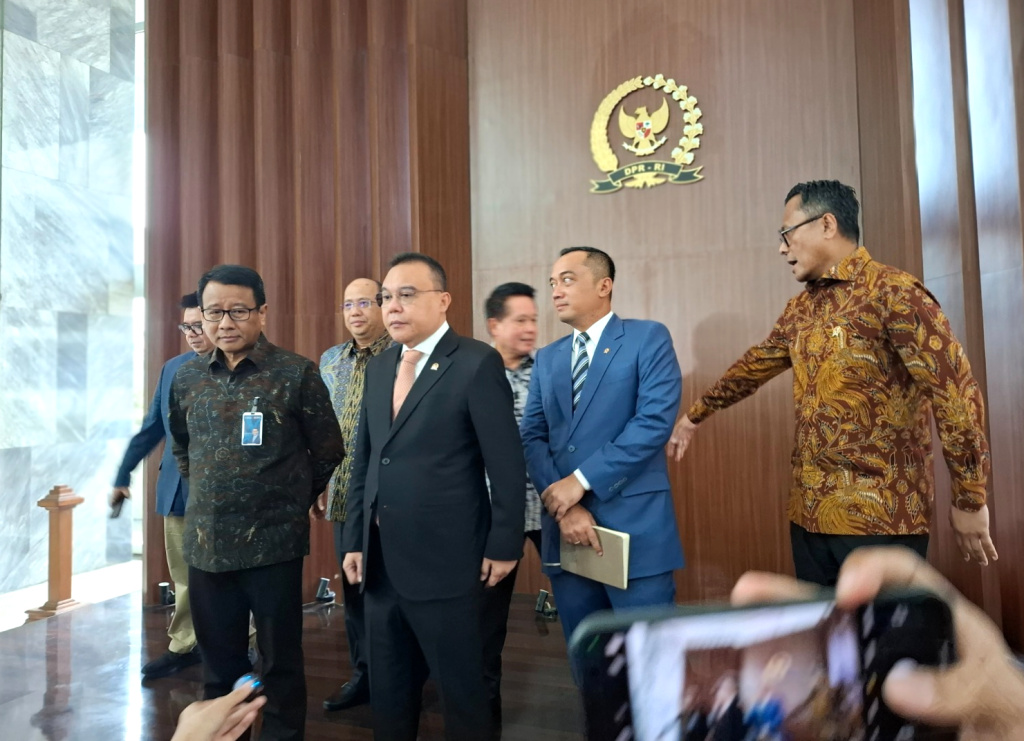 Pimpinan DPR Prof Sufmi Dasco Ahmad dan Hambara memberikan keterangan pers terkait pertumbuhan perbankan terkini (Ashar/SinPo.id)