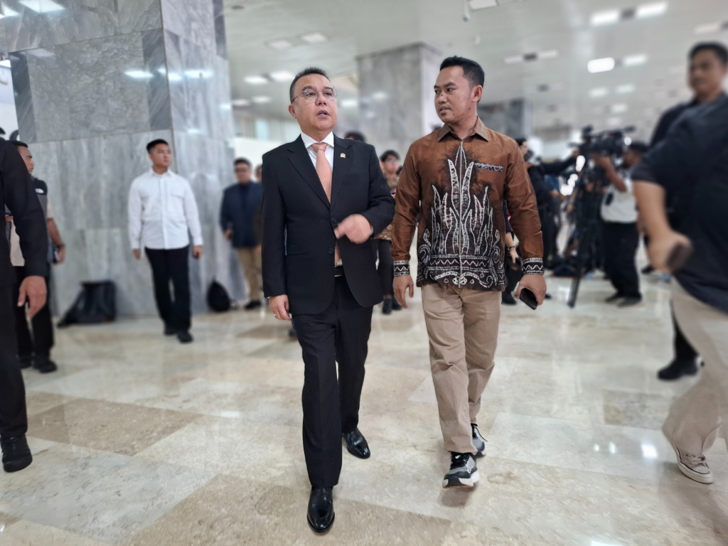 Pimpinan DPR Prof Sufmi Dasco Ahmad dan Hambara memberikan keterangan pers terkait pertumbuhan perbankan terkini (Ashar/SinPo.id)