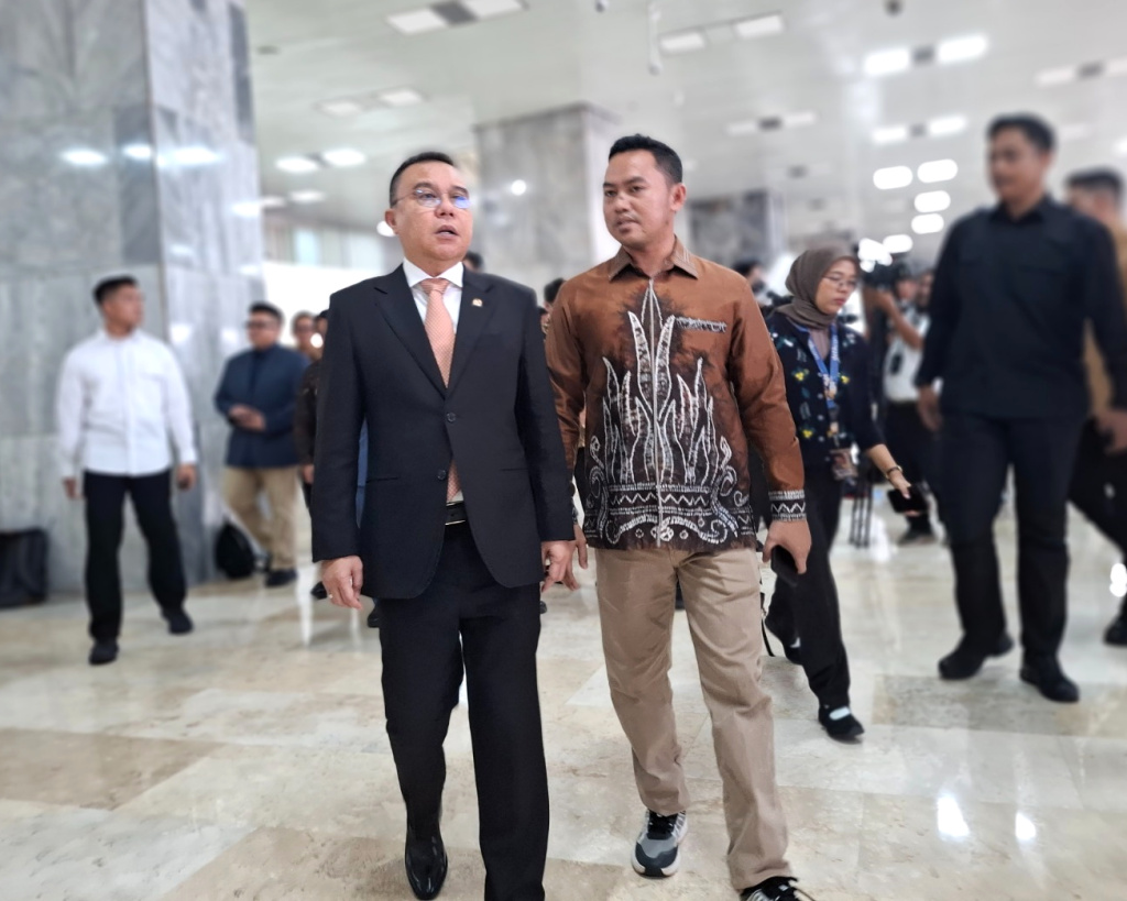 Pimpinan DPR Prof Sufmi Dasco Ahmad dan Hambara memberikan keterangan pers terkait pertumbuhan perbankan terkini (Ashar/SinPo.id)