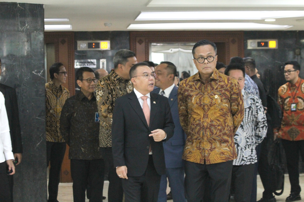 Pimpinan DPR Prof Sufmi Dasco Ahmad dan Hambara memberikan keterangan pers terkait pertumbuhan perbankan terkini (Ashar/SinPo.id)