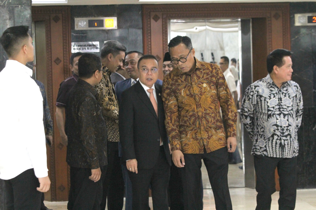 Pimpinan DPR Prof Sufmi Dasco Ahmad dan Hambara memberikan keterangan pers terkait pertumbuhan perbankan terkini (Ashar/SinPo.id)