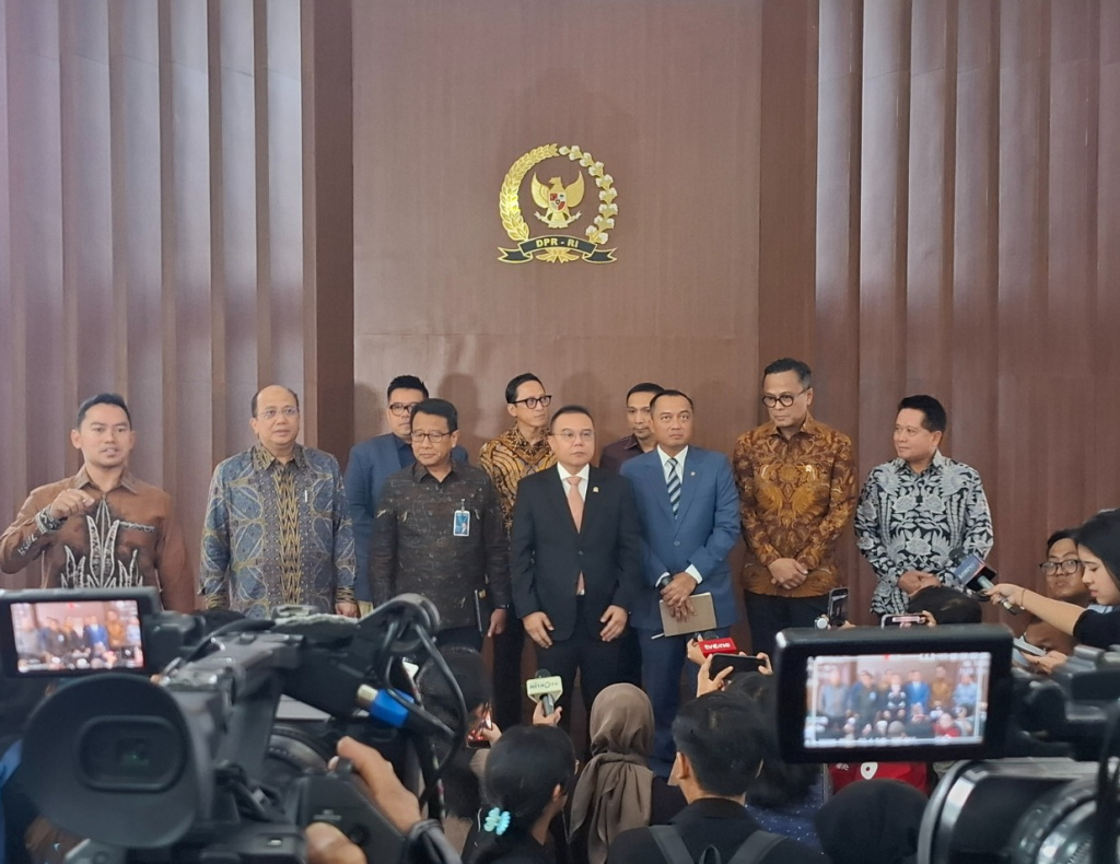 Pimpinan DPR Prof Sufmi Dasco Ahmad dan Hambara memberikan keterangan pers terkait pertumbuhan perbankan terkini (Ashar/SinPo.id)