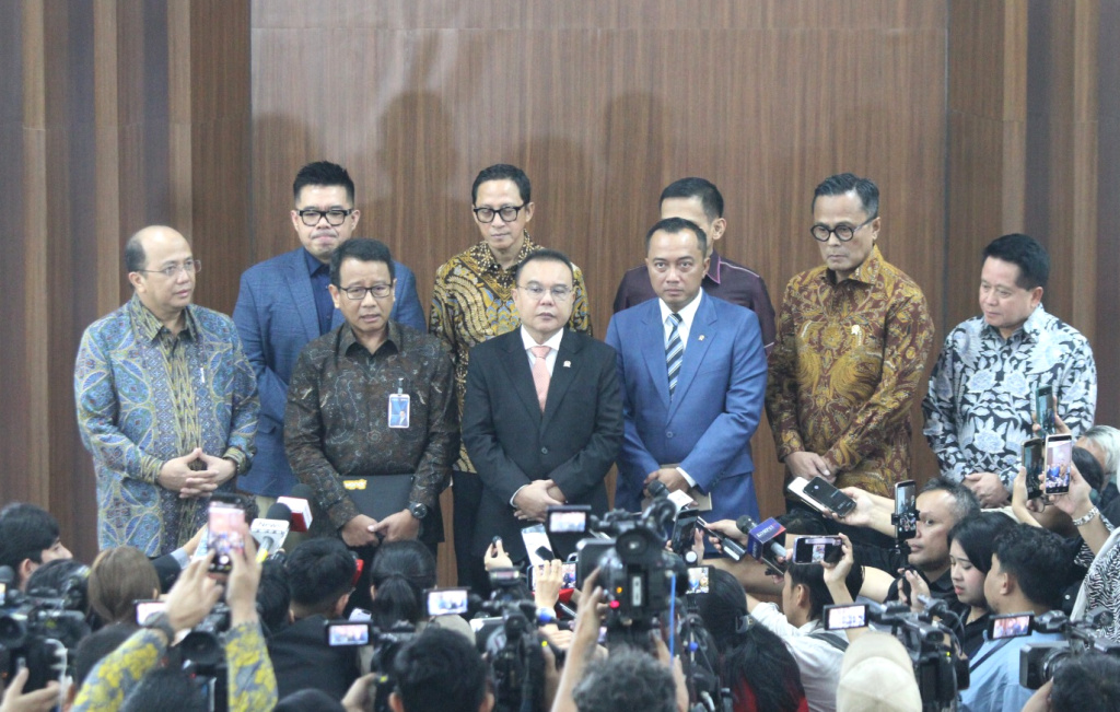 Pimpinan DPR Prof Sufmi Dasco Ahmad dan Hambara memberikan keterangan pers terkait pertumbuhan perbankan terkini (Ashar/SinPo.id)