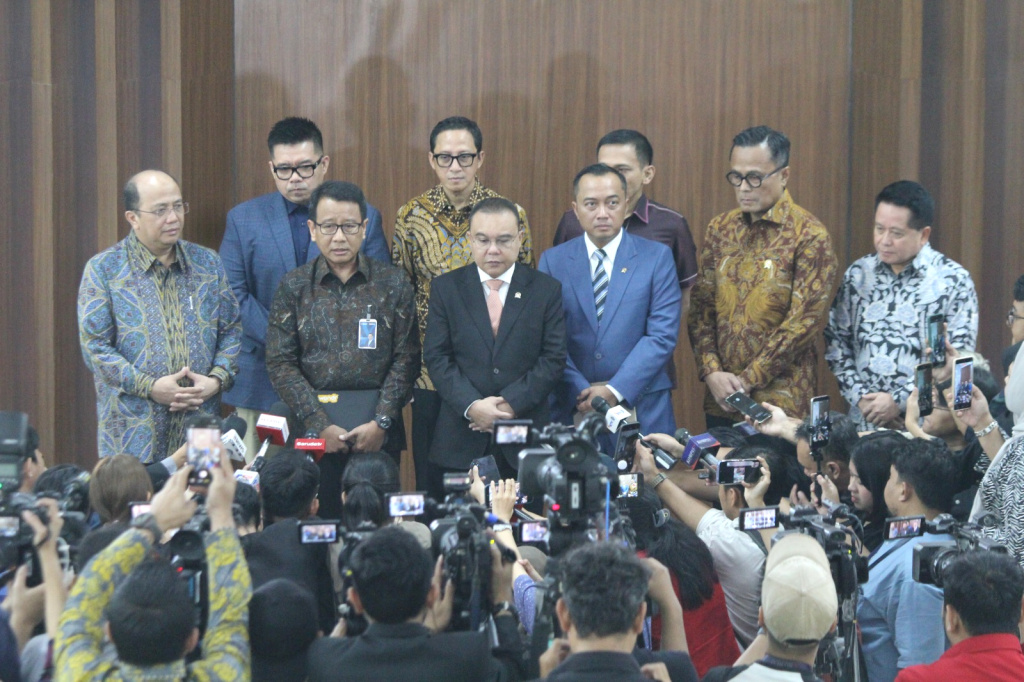 Pimpinan DPR Prof Sufmi Dasco Ahmad dan Hambara memberikan keterangan pers terkait pertumbuhan perbankan terkini (Ashar/SinPo.id)