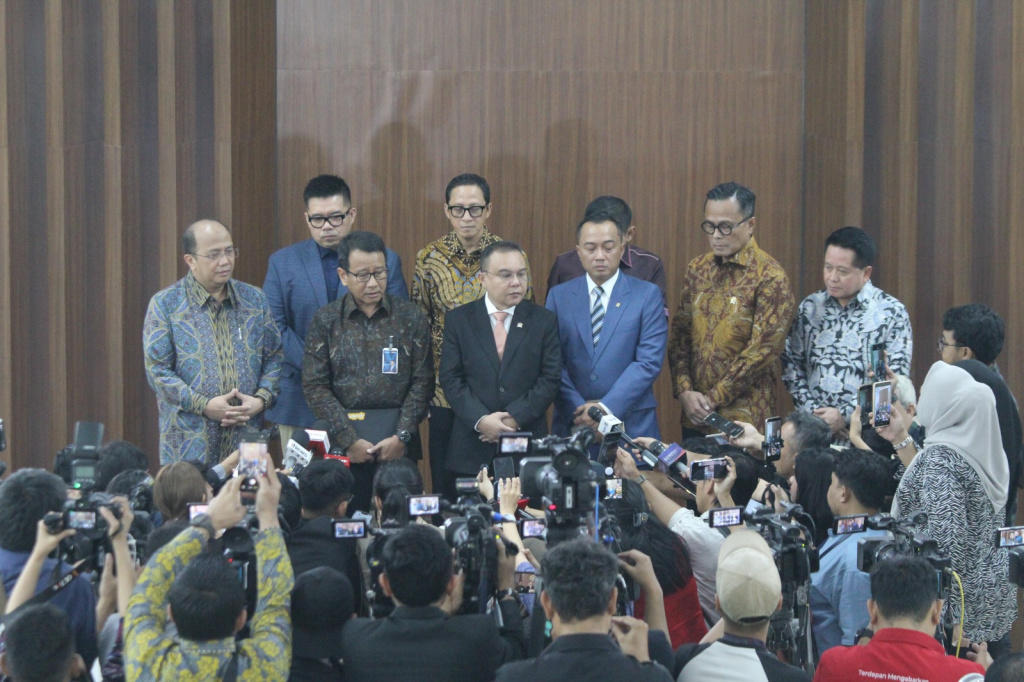 Pimpinan DPR Prof Sufmi Dasco Ahmad dan Hambara memberikan keterangan pers terkait pertumbuhan perbankan terkini (Ashar/SinPo.id)