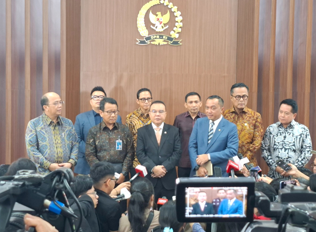 Pimpinan DPR Prof Sufmi Dasco Ahmad dan Hambara memberikan keterangan pers terkait pertumbuhan perbankan terkini (Ashar/SinPo.id)